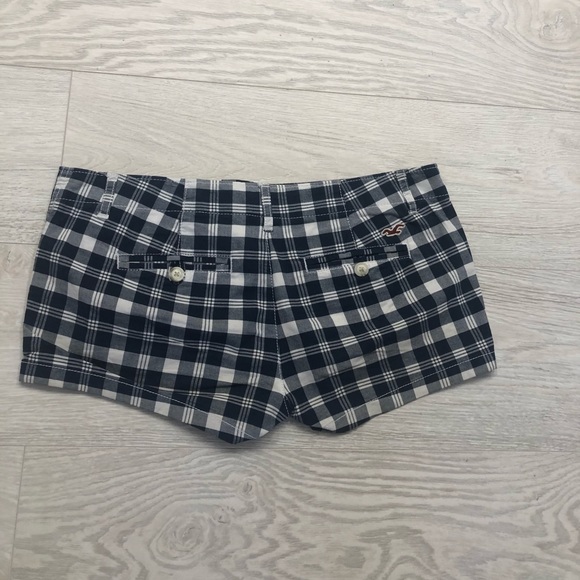 A set of short shorts - Picture 2 of 8